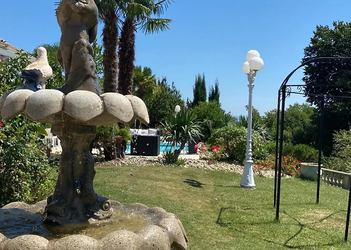 Domaine De La Provencale Bed & Breakfast 3*