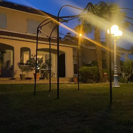 לינה וארוחת בוקר Domaine De La Provencale 3*